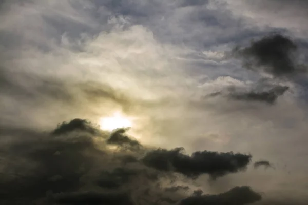 Mörka Moln Med Solsken Som Passerar Genom Himlen — Stockfoto