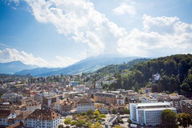 Dağlarda bir kasaba. Alplerdeki küçük İsviçre kasabası Luzerne. Arka planda bulutlarla kaplı büyük Pilatus dağı
