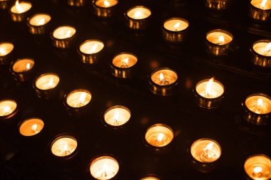 Kilisede dua eden mumlar.