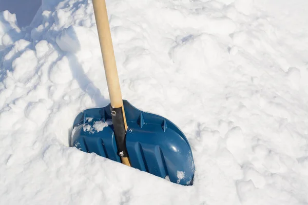 裏庭で雪を掃除した後 雪の銀行で木製のハンドルを持つ雪のシャベル — ストック写真