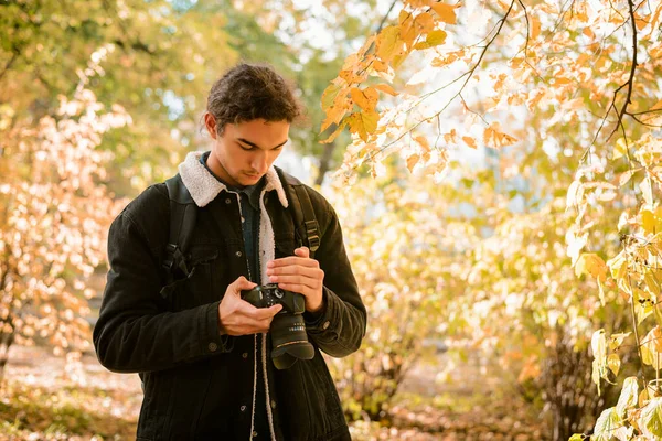 Manzara Doğa Fotoğrafçısı Kameraya Bakıyor Ormanda Duruyor Sarı Kırmızı Sonbahar — Stok fotoğraf
