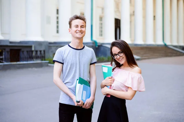 Dois Jovens Universitários Caucasianos Com Livros Campus Universitário Estudantes Universitários — Fotografia de Stock