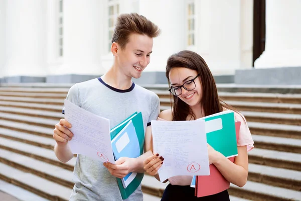 Bayan Öğrenci Test Sonuçlarını Erkek Arkadaşıyla Övüp Duruyor Mutlu Öğrenciler — Stok fotoğraf