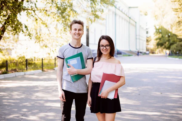 Ευτυχισμένοι Μαθητές Βιβλία Και Φακέλους Μαθησιακό Υλικό Ντυμένοι Casual Ένδυμα — Φωτογραφία Αρχείου