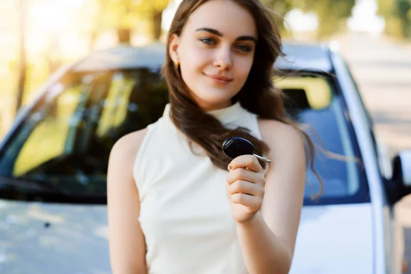 Belle Jeune Fille Avec Clé Voiture Main Tient Près Nouvelle — Photo