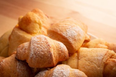 Tahta tabakta taze kruvasanlar.