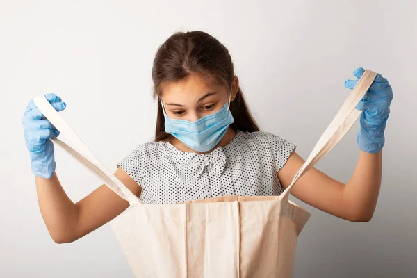Εκπληκτικό Κορίτσι Ιατρική Μάσκα Και Γάντια Κοιτάει Την Τσάντα Μικρό — Φωτογραφία Αρχείου