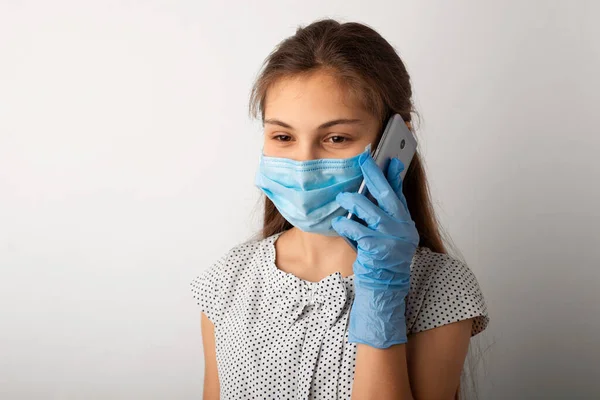 Liten Flicka Medicinsk Mask Och Handskar Talar Telefon Pandemin — Stockfoto