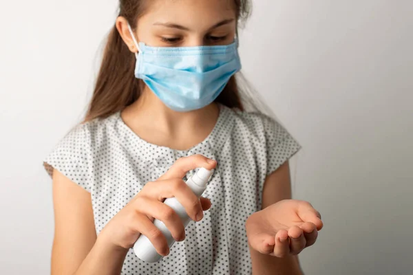 Liten Flicka Medicinsk Mask Tillämpa Antibakteriell Gel För Hand Sanering — Stockfoto