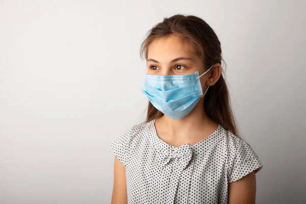 Studio Porträtt Liten Flicka Medicinsk Mask Och Handskar Begreppet Pandemi — Stockfoto