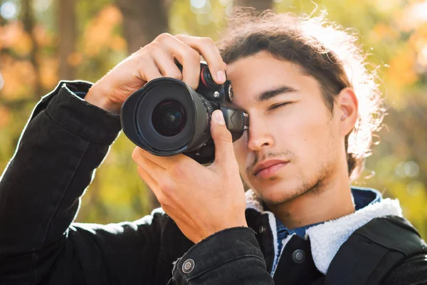 Retrato Fotógrafo Masculino Disparando Aire Libre — Foto de Stock