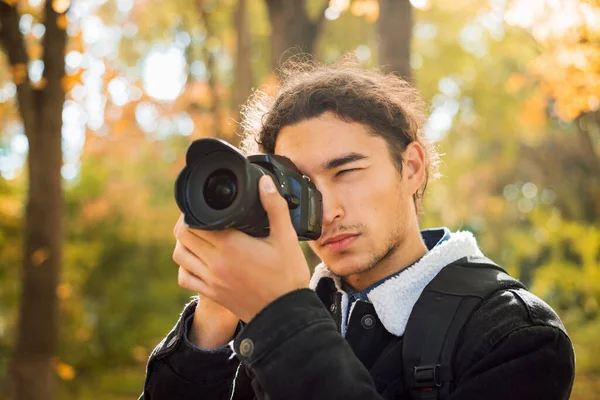 Profesionální Fotograf Natáčení Podzimní Krajiny Lese — Stock fotografie