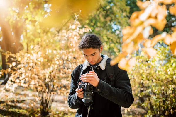 Sonbahar Ormanında Çekilen Fotoğrafçı Öğrenci — Stok fotoğraf