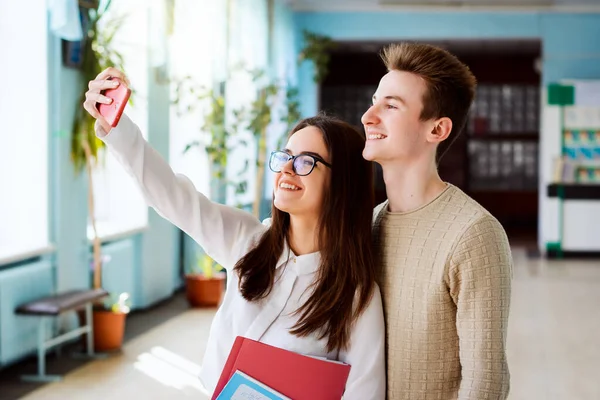 Öğrenciler Üniversitede Selfie Çekiyor Iyi Vakit Geçiriyorlar Tatillerini Birlikte Geçiriyorlar — Stok fotoğraf