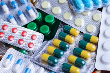 Plastik hap paketleri, yakın plan, renkli. Hastalık, tedavi, ağrı kesici, eczane reçetesi.
