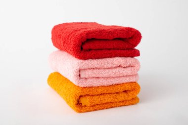 Beyaz arka planda ağaç renkli havlular. Yeni kabarık havlular