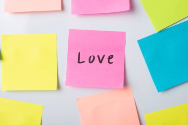 Duvarında kelime aşkı olan kağıt. Aşk kavramı