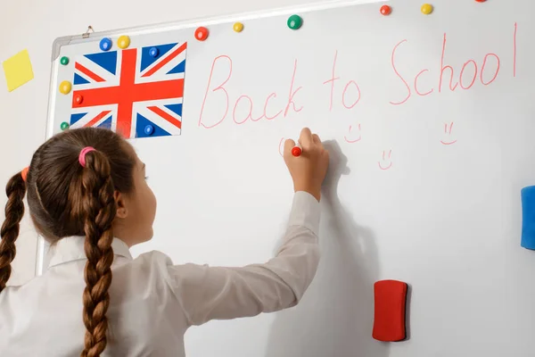 Smal Girl Szkolnym Mundurze Pisze Angielsku Tablicy Brytyjska Flaga Rogu — Zdjęcie stockowe