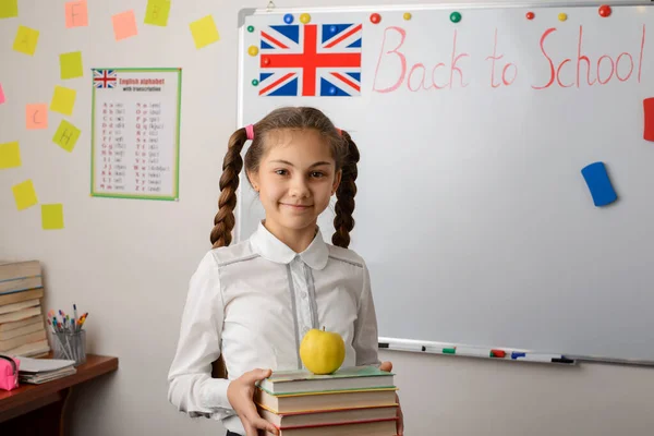 Portret Van Een Vrolijk Schoolmeisje Een Klaslokaal School Kijkend Naar — Stockfoto