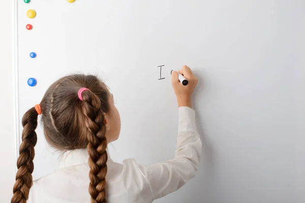 Söt Liten Skola Skriva Ord Tavlan Engelsklektionen Utbildning Inlärning Främmande — Stockfoto