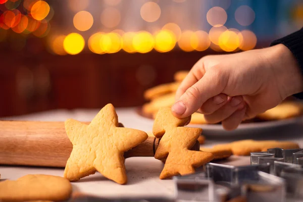 Biscoitos Formas Estrela Árvore Natal Mesa Perto Rolo Acessórios Cozimento — Fotografia de Stock