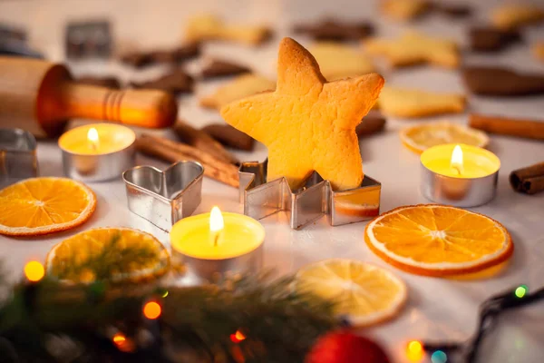 他のショートブレッドやベーキングアクセサリーの真ん中に星の形でクッキー クリスマス気分 暖かい雰囲気 お祝いの装飾 — ストック写真