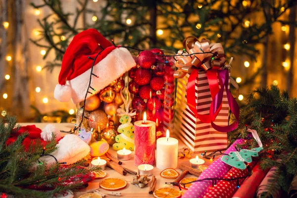 クリスマス気分 お祝いの雰囲気 暖かい色 休日の準備 キャンドル カラフルな装飾が施された部屋 — ストック写真