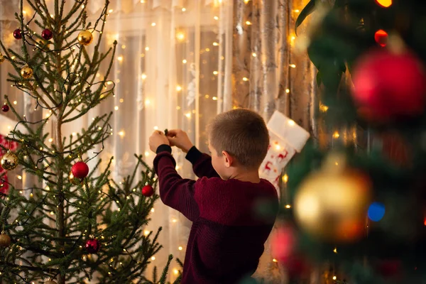 Liten Gutt Varm Genser Som Pynter Juletre Før Jul Festlig – stockfoto
