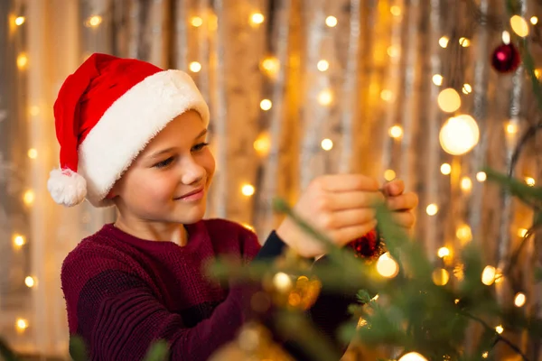 Słodki Chłopczyk Świątecznym Kapeluszu Ozdobiony Jodłą Przed Świętami Uroczysta Atmosfera — Zdjęcie stockowe