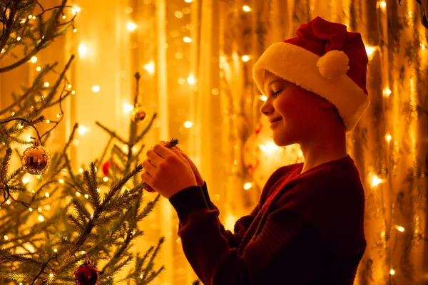 Roztomilý Chlapeček Červeném Vánočním Klobouku Zdobení Jedle Před Zimními Prázdninami — Stock fotografie