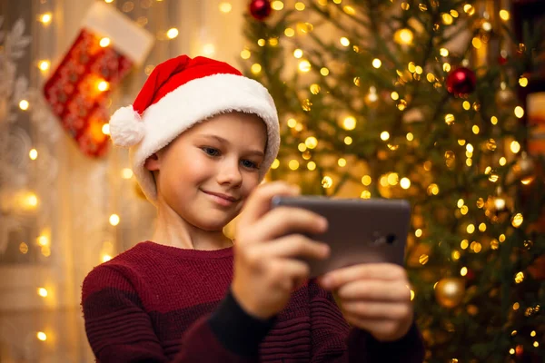 Lindo Joven Hace Una Selfie Sombrero Santa Claus Abeto Decorado —  Fotos de Stock