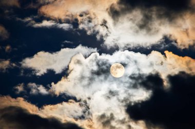 Geceleri gökyüzünde parlayan dolunay. Gece gökyüzünün karanlık fotoğrafı