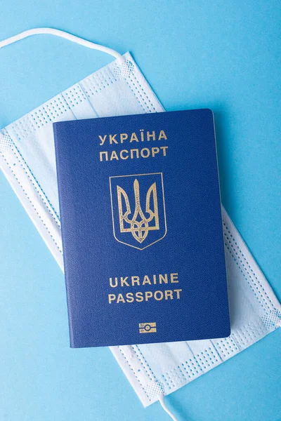 Passeport International Citoyen Ukrainien Sur Masque Médical Sur Fond Bleu — Photo