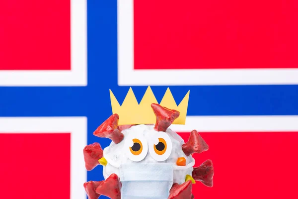 Norveç Bayrağının Önünde Tıbbi Maskeli Komik Yapımı Coperid Hücre Modeli — Stok fotoğraf
