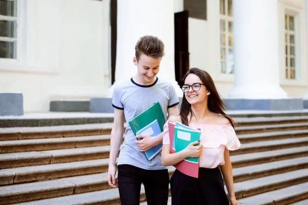 Szczęśliwi Nastolatkowie Spacerujący Ulicy Kampusie Studenckim Trzymający Foldery Kopie Brunetka — Zdjęcie stockowe