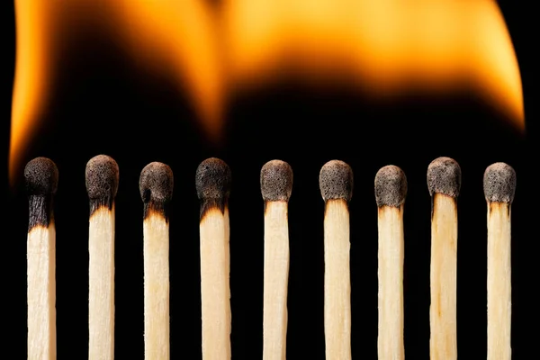 Rad Tändstickor Brinner Den Svarta Bakgrunden Brännande Tändstickor — Stockfoto