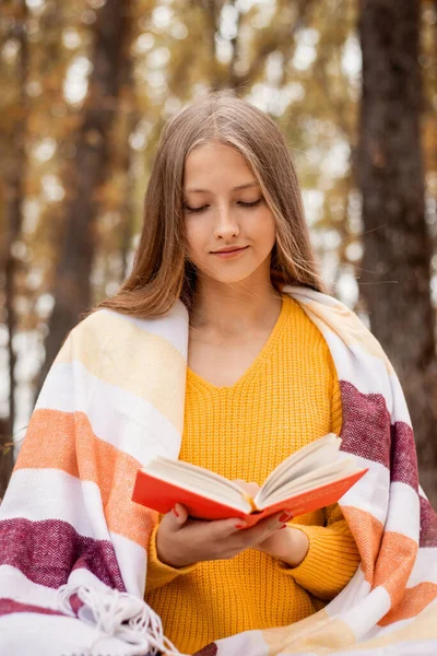 Adolescente Vestindo Xadrez Quente Sentado Parque Lendo Romance Bookworm Menina — Fotografia de Stock