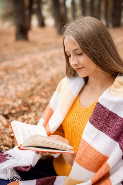 Retrato Uma Menina Loira Alegre Sentada Parque Outono Lendo Livro — Fotografia de Stock