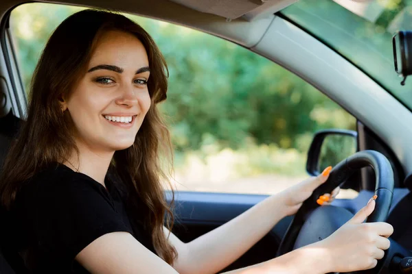 Szczęśliwa Piękna Dziewczyna Siedzi Miejscu Kierowcy Samochodzie Patrzy Kamerę Portret — Zdjęcie stockowe