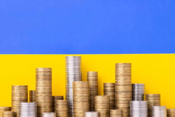 Золото Срібні Кусочки Перед Прапором України Концепція Економіки України — стокове фото