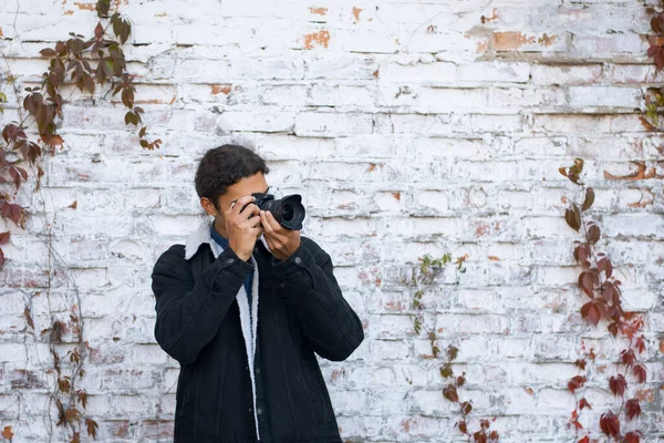 Fotografo Vicino Muro Bianco Fotografo Maschio Scattare Foto — Foto Stock