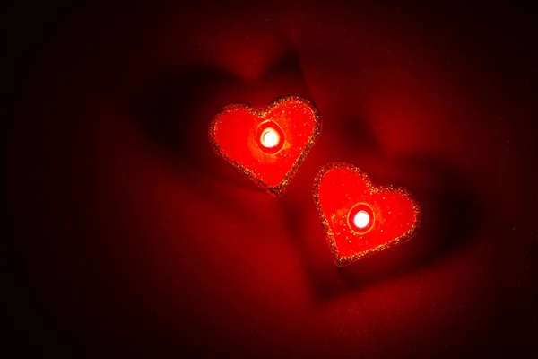 Herzförmige Brennende Kerzen Dunkelroter Umgebung Von Oben Gesehen Isoliert Aus — Stockfoto