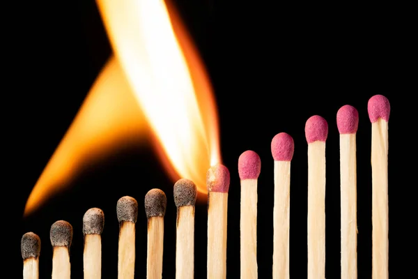 Elden Sprider Sig Från Nedre Till Övre Tändstickor Symbol För — Stockfoto