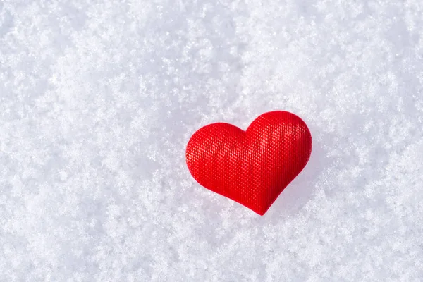Egy Kis Piros Szív Bolyhos Hóban Szerelem Szimbóluma — Stock Fotó