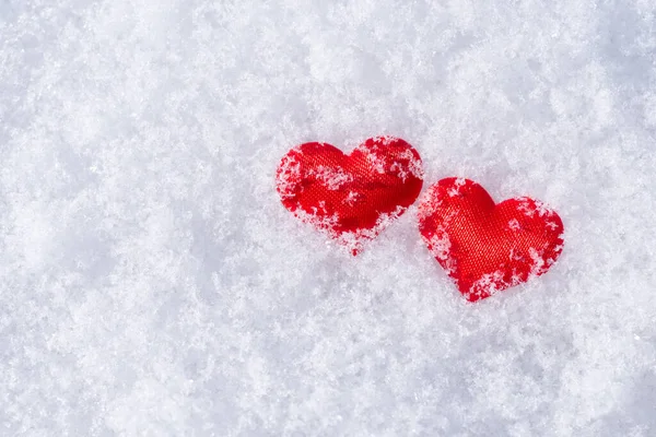 Két Kis Piros Szív Közel Egymáshoz Hófelületen Hópelyhekkel Borítva Szerelem — Stock Fotó