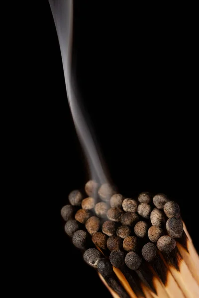 Вертикальная Фотография Сожженных Спичек Сделанная Форме Сердца Черном Фоне Дым — стоковое фото