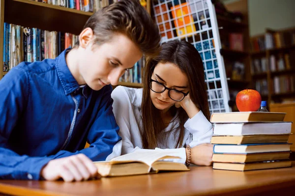 Δυο Ερωτευμένοι Φοιτητές Που Σπουδάζουν Μαζί Στη Βιβλιοθήκη Έννοια Της — Φωτογραφία Αρχείου