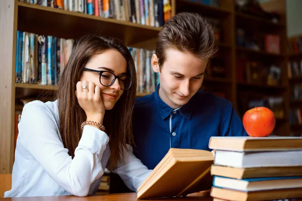 Kütüphanede Birlikte Kitap Okuyan Mutlu Öğrenciler Çalışkan Öğrenciler Derslere Hazırlanıyor — Stok fotoğraf