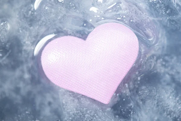 ピンク色のハートが氷から溶けています 愛の始まり — ストック写真