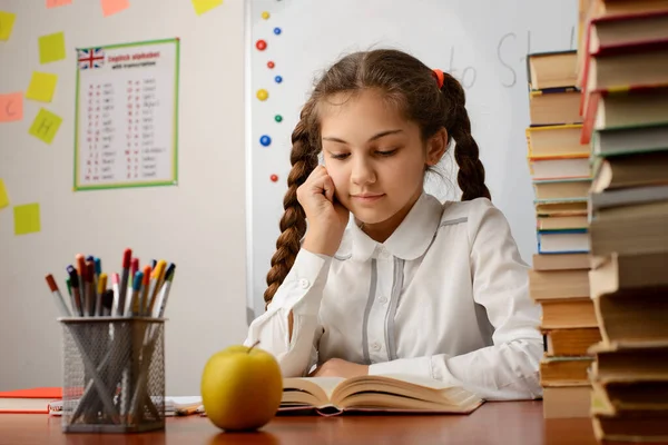 Kleine Meisje Basisschool Leerling Die Een Boek Leest Studeert Klas — Stockfoto